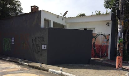 Muro da residência de João Batista, pintado de cinza por ele mesmo.