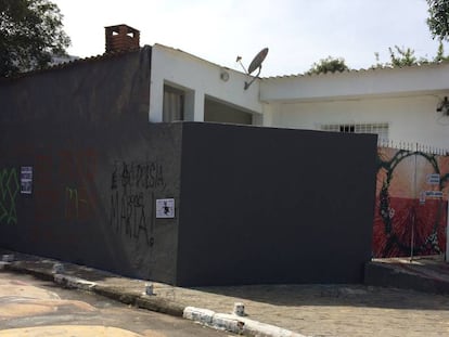 Muro da residência de João Batista, pintado de cinza por ele mesmo.