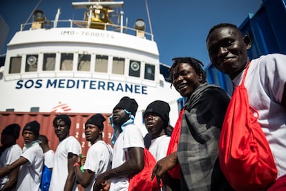 Varios de los migrantes rescatados hacen cola a bordo del 'Aquarius' de SOS Mediterranée, fletado por Médicos Sin Fronteras, el 11 de junio de 2018.