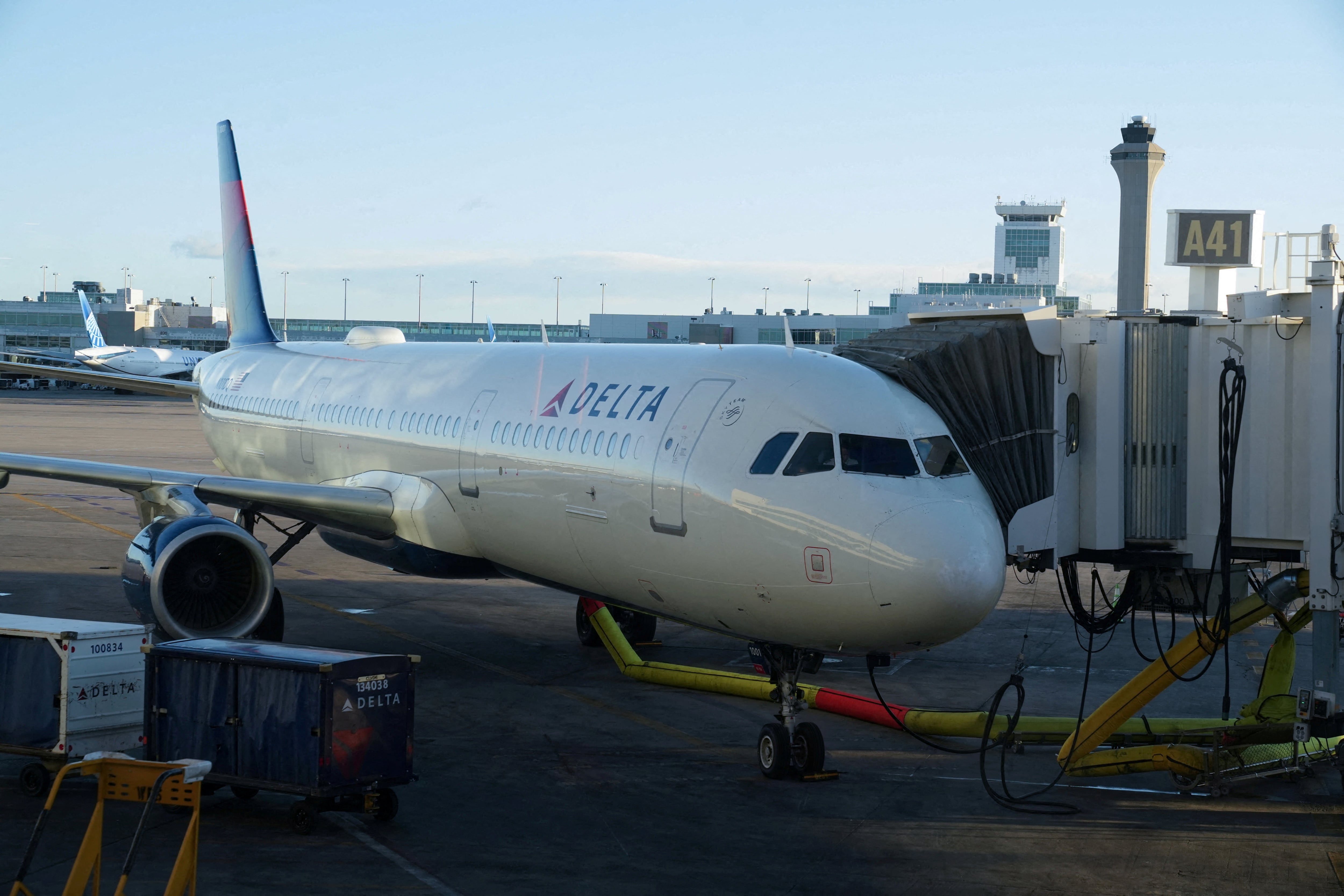 Un avión de Delta espera en el aeropuerto de Denver (EE UU).
