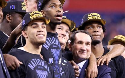 Krzyzewski, con sus jugadores, tras la final. 