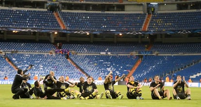 Los jugadores del Borussia celebran su victoria con el Bernabéu prácticamente vacío.