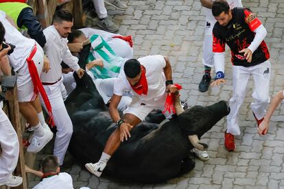 Ha sido una carrera muy rápida, de dos minutos y 20 segundos. Por vez primera en esta edición sanferminera, se ha producido un atropello en la zona del Ayuntamiento y la víctima ha sido una joven materialmente arrollada por el toro castaño que liderada la carrera a velocidad de vértigo. 