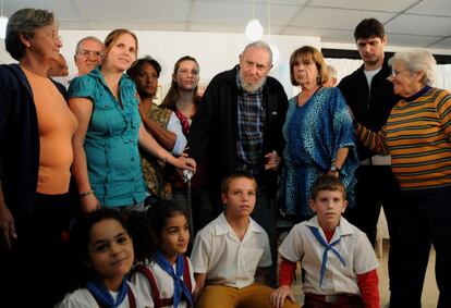 Fidel Castro posa para una fotograf&iacute;a con los miembros de la mesa electoral a la que acudi&oacute; a votar. 