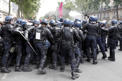 Los sindicatos han contratado más de 700 autobuses para trasladar a militantes y simpatizantes a la capital francesa. En la imagen, un grupo de policías intenta dispersar a los manifestantes en París.
