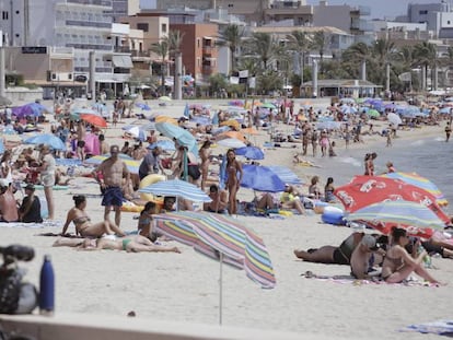 Turistas en la playa de Palma, Mallorca, el verano pasado.