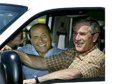 Bush y Berlusconi, en una camioneta, se dirigen al rancho del presidente estadounidense.