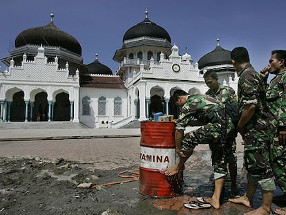 Soldados indonesios lavan sus manos y sus pies antes de entrar a la mezquita de Baiturrahman, en Banda Aceh, que ayer reabrió sus puertas.