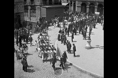 Reus, Tarragona, 1 de mayo de 1913<BR>Celebración del primero de mayo por las calles de Reus, en 1913. La imagen pertenece al libro '100 imágenes que son historia', publicado por la Fundación Anastasio de Gracia-FITEL, con fondos de su archivo fotográfico documental.
