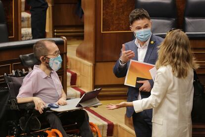 Pablo Echenique, Gabriel Rufián, y la ministra de Trabajo, Yolanda Díaz, conversan en el Congreso de los Diputados.