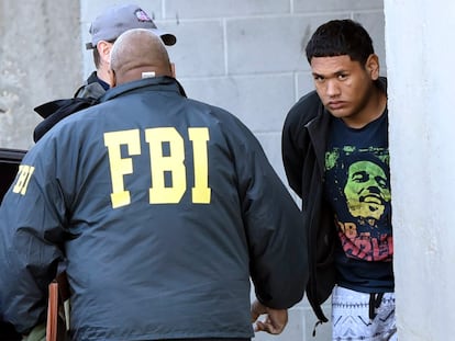 Alexi Saenz es escoltado por agentes del FBI en Central Islip, Nueva York, en 2017.