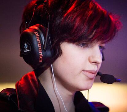 <p dir="ltr">Sasha Hostyn, más conocida como <em>Scarlett</em>, es la jugadora profesional de videojuegos que más dinero ha ganado en competiciones, <a href="https://www.esportsearnings.com/players/2280-scarlett-sasha-hostyn">más de 150.000 euros</a>, casi todo en torneos de<em> Starcraft II</em>. A sus 24 años esta canadiense es la punta de lanza de las mujeres en uno de los mundos donde más desventaja tienen. En<em> e-sports</em> se enfrentan al cóctel completo de ingredientes machistas: un terreno tradicionalmente de hombres en el que sufren acoso masivo a diario, amenazas anónimas, brecha salarial y un caudal inagotable de prejuicos y menosprecio. Por no hablar de que toda la industria está siendo cincelada para perpetuar estereotipos que deberían ser de otro tiempo. Scarlett puede ganar a casi cualquier persona a <em>Starcraft</em>, y tiene una inmensa legión de fans, pero tiene que soportar ataques por ser mujer y, además, transgénero.</p>