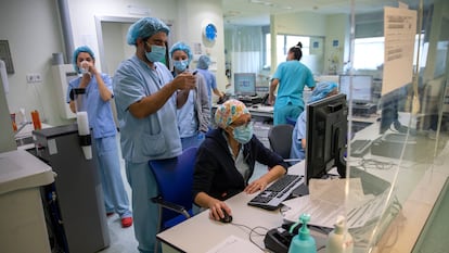 Sanitarios del hospital de Torrejón, en Madrid, el pasado octubre.