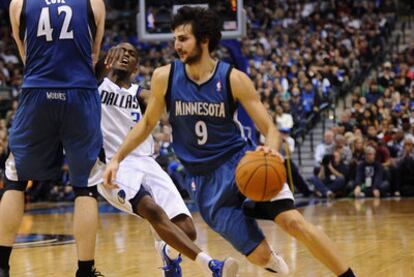 El jugador de los Mavericks Rodrigue Beaubois disputa el balón con Ricky Rubio de los Timberwolves