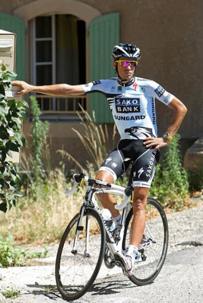 Alberto Contador, antes de salir a entrenarse en la jornada de descanso.