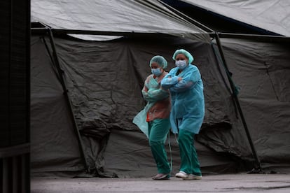 Personal médico en el exterior del hospital madrileño Gregorio Marañón. Más de 22.500 personas se han recuperado y más de 51.000 han requerido hospitalización (casi 5.900, en la UCI, un incremento del 5% con respecto al martes).