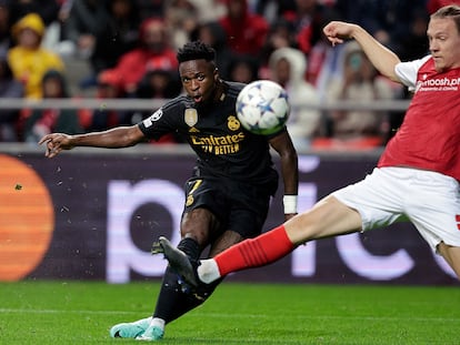 Vinicius dispara ante Serdar durante el Braga-Real Madrid.