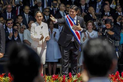 Carlos Alvarado, ayer junto a la presidenta de la Asamblea Legislativa costarricense, Carolina Hidalgo, en San José.