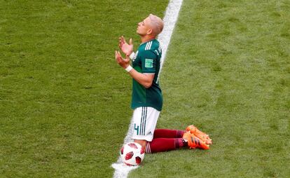 Javier Hernández, jogador mexicano, reza antes da partida começar.