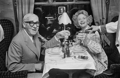 El escritor Alan Melville y la actriz Moira Lister (1923 - 2007), a bordo del tren Brighton Belle, en 1972.  