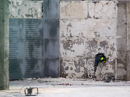 Destrucción de las placas a los republicanos fusilados en el cementerio de la Almudena.