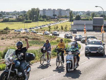 En Lleida, la movilización ha consistido en una marcha lenta de coches. La ANC ha pedido a los conductores que eviten bajarse de los vehículos.