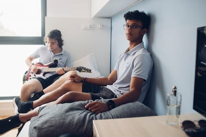 Denis (ucranio de 18 años), y, al fondo, Struan (escocés de 17), en una habitación de la residencia escolar del Sotogrande International School.