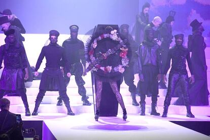 El último desfile de Jean Paul Gaultier, en la Semana de la alta costura de París, este miércoles.