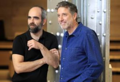 El cineasta, músico y actor Emilio Aragón,d., durante la presentación de su segundo largometraje "Una noche en el viejo México" , protagonizada por el octogenario Robert Duvall y en la que también que destacan los actores Jeremy Irvine, Luis Tosar,iz., y Angie Cepeda.