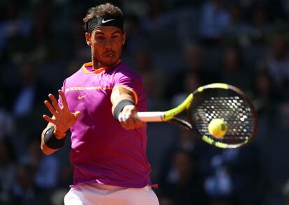 Rafa Nadal golpea la pelota.