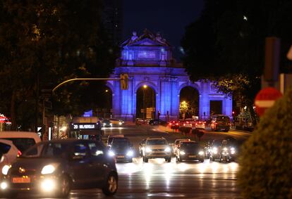 La Puerta de Alcalá iluminada.
