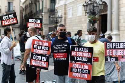 Acampada del sector del ocio nocturno frente al Palau de la Generalitat en protesta por las restricciones que sufre su sector por el coronavirus.