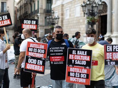 Acampada del sector del ocio nocturno frente al Palau de la Generalitat en protesta por las restricciones que sufre su sector por el coronavirus.