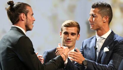 Bale (izquierda) felicita a Cristiano, en presencia de Griezmann.