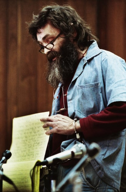Charles Manson lee una declaración en su audiencia de libertad condicional en la prisión estatal de San Quentin (California), el 4 de febrero de 1986.