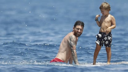 Messi, bañándose en Ibiza.