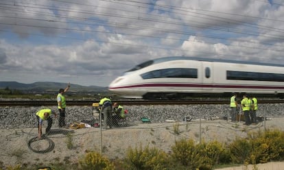 Técnicos de Adif reparan los cables de cobre y de fibra óptica cortados a la altura de La Granada del Penedès (Barcelona). Este sabotaje, en octubre de 2015, provocó la paralización del servicio del AVE y afectó a unos 13.000 viajeros.