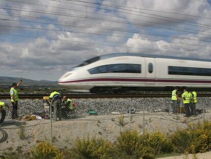 Técnicos de Adif reparan los cables de cobre y de fibra óptica cortados a la altura de La Granada del Penedès (Barcelona). Este sabotaje, en octubre de 2015, provocó la paralización del servicio del AVE y afectó a unos 13.000 viajeros.