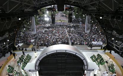 Vista de la avenida desde el altar en que el Papa ofici&oacute; la misa