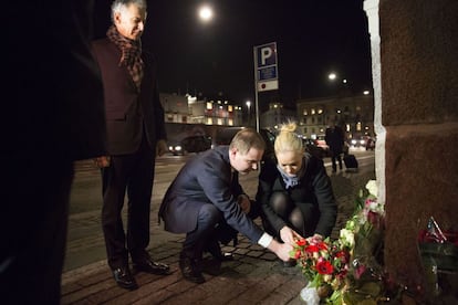 Nicolai Wammen, ministro danés de Defensa, enciende una vela delante de la Embajada de Francia en Copenhague.