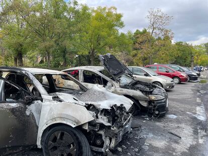 Coches quemados en la calle de Cerecinos, en Usera, el pasado octubre.