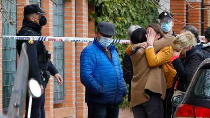 Familiares atienden de la mujer asesinada, en la zona del suceso, este viernes.