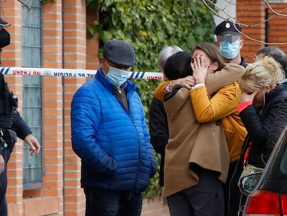 Familiares atienden de la mujer asesinada, en la zona del suceso, este viernes.