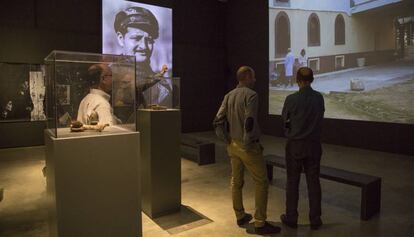 Aspecto general de la sala de exposición del Arts Santa Mònica con la instalación de Torres.