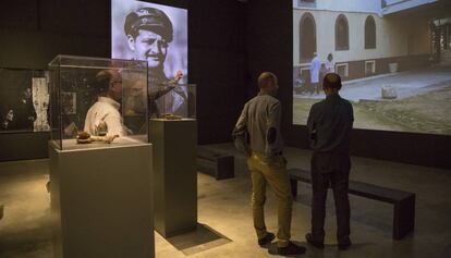 Aspecto general de la sala de exposici&oacute;n del Arts Santa M&ograve;nica con la instalaci&oacute;n de Torres. 