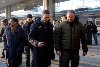 El presidente del Gobierno, Pedro Sánchez, con el jefe del gabinete presidencial de Ucrania, Andrii Yermak, a su llegada a Kiev, este lunes.