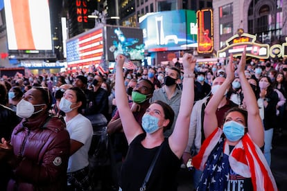 Una multitud sigue en la plaza de Times Square en Nueva York la transmisión en vivo del discurso de Joe Biden.