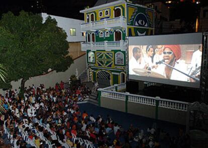 Un momento de la proyección al aire libre de <i>El milagro de Candeal</i>.