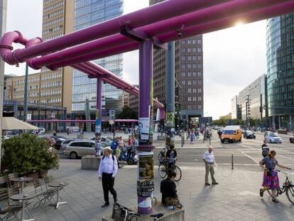 Persones de diverses edats a la Potsdamer Platz de Berlín, Alemanya.