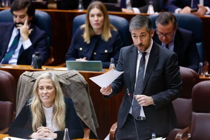 El consejero de Presidencia de la Comunidad de Madrid, Miguel Ángel García Martín (dcha.), en una intervención en la Asamblea de Madrid el día 5.